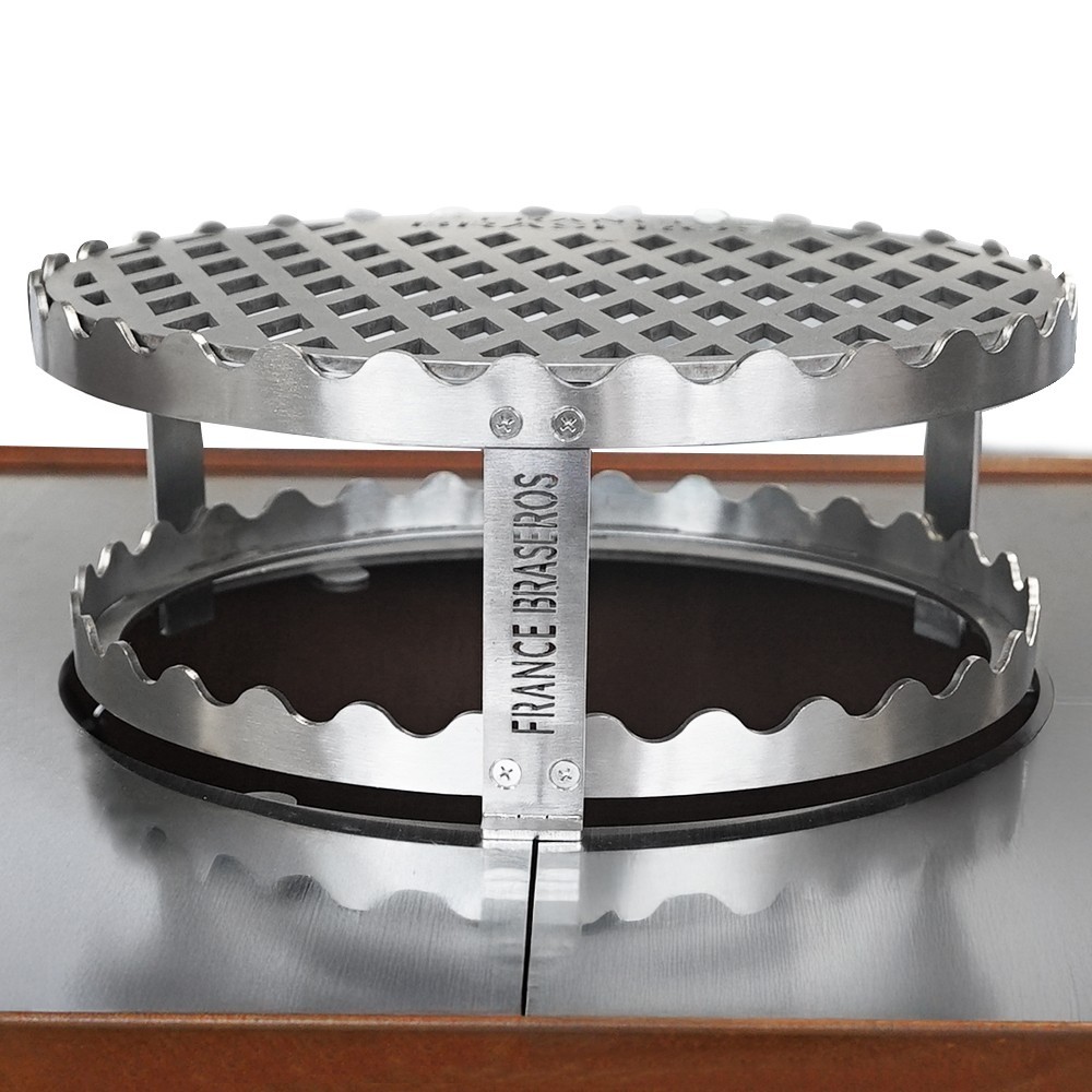 Cette couronne multifonction vous permet de sur&eacute;lever votre grill centrale et d'&eacute;viter la chute d'aliments dans le foyer.