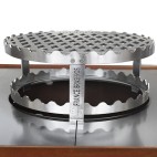 Cette couronne multifonction vous permet de sur&eacute;lever votre grill centrale et d'&eacute;viter la chute d'aliments dans le foyer.