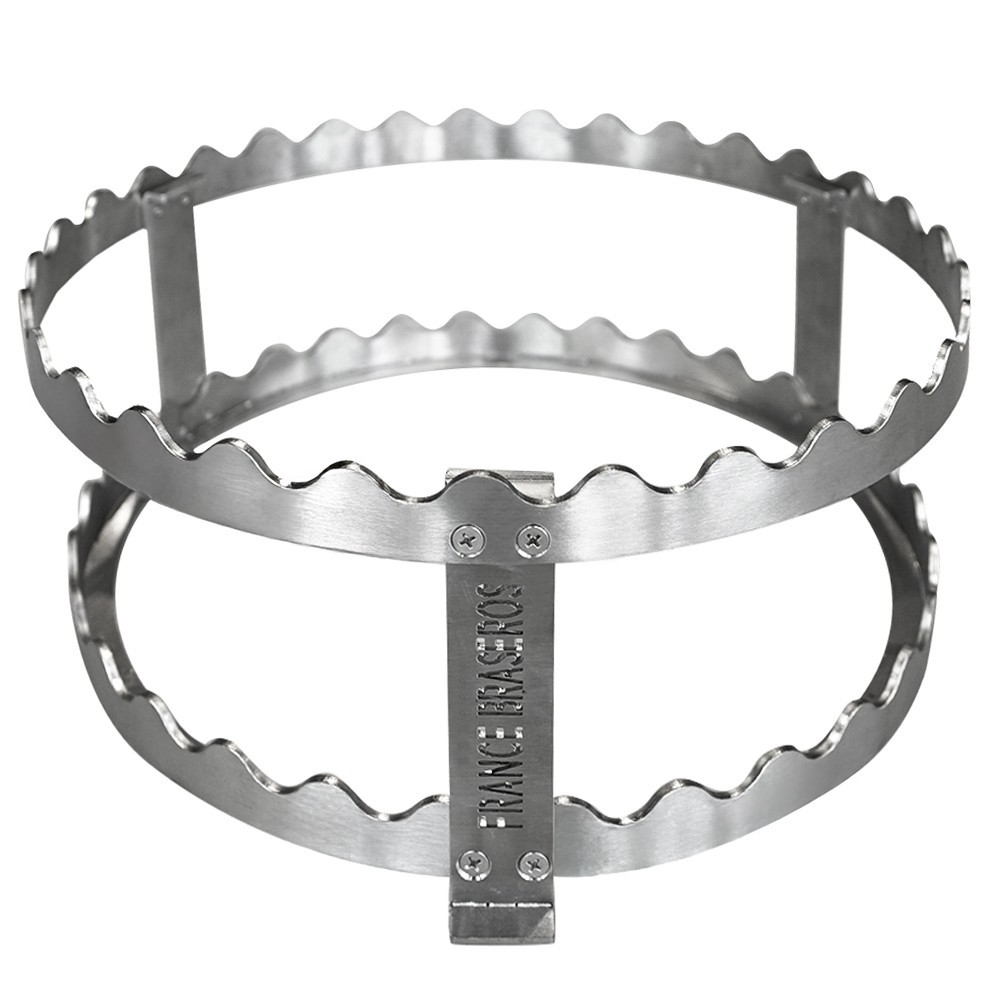 La grille sur&eacute;lev&eacute;e 3-en-1 sert &agrave; la fois d'anneau anti-chute, de r&eacute;hausse grille et de repose brochettes