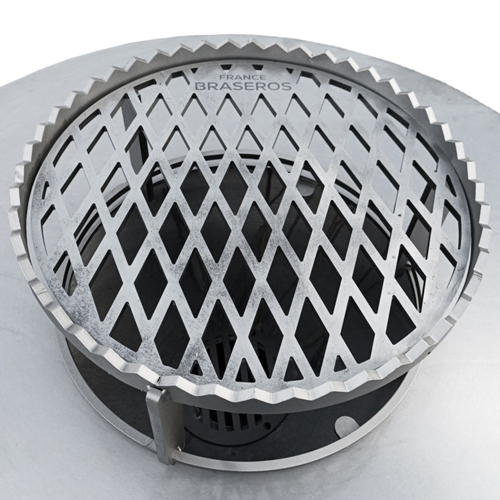 Cette grille 3-en-1 en Acier Inoxydable est &agrave; la fois un anneau anti-chute, une grille sur&eacute;lev&eacute;e et un repose-brochettes.