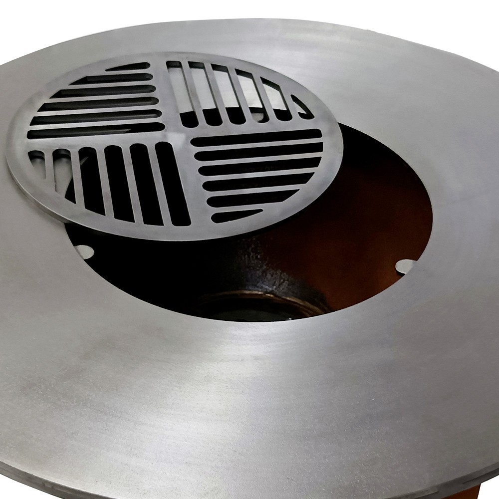 La grille de cuisson se place au centre du brasero (exemple de mise en situation)