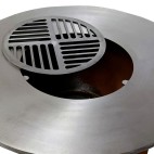 La grille de cuisson se place au centre du brasero (exemple de mise en situation) La grille de cuisson se place au centre du brasero (exemple de mise en situation)