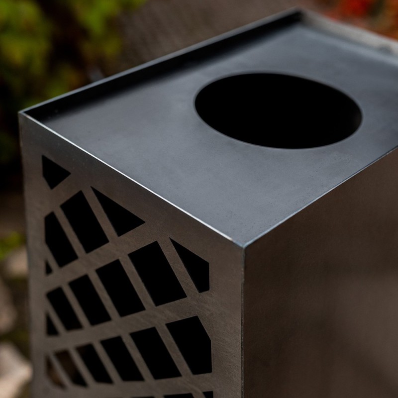 La cheminée d'extérieur Avangardo est équipée d'une tablette pour pouvoir poser des plats
