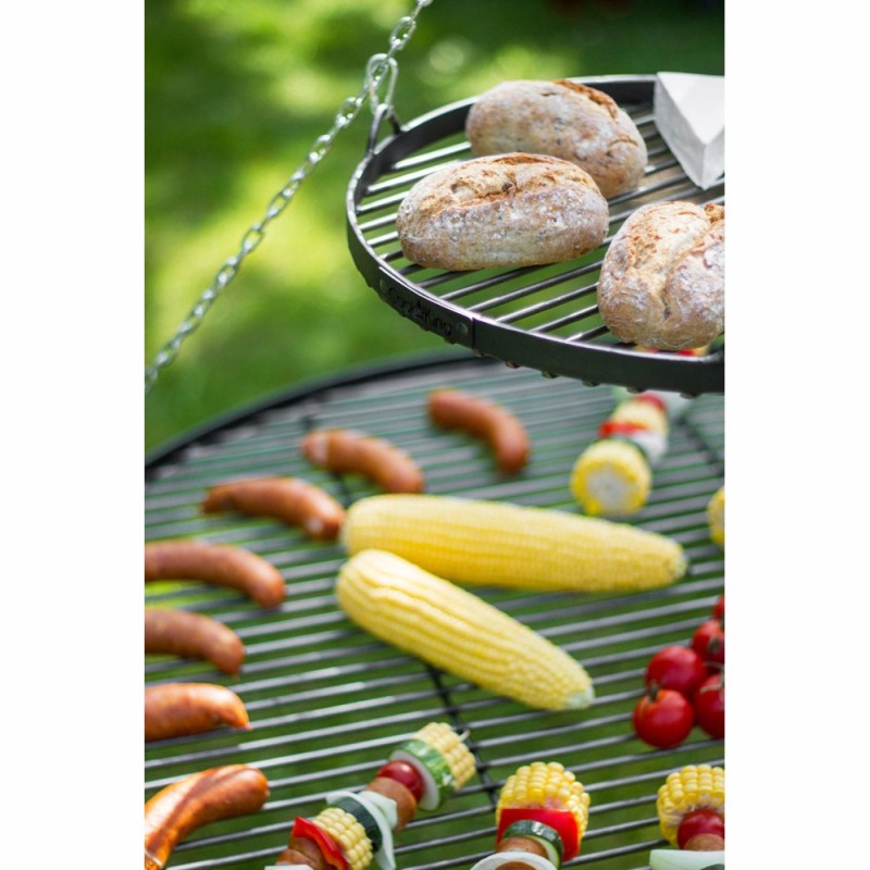 Barbecue avec deux grilles de cuisson suspendues en inox sur Trépied 180cm CookKing (exemple de mise en situation)