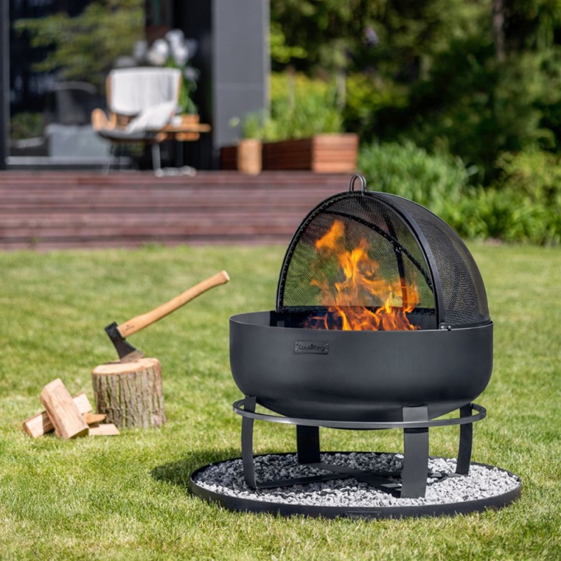 Le brasero de jardin XXL Viking, idéal pour tous les jardins  (exemple d'utilisation, pare-étincelle vendu séparément)
