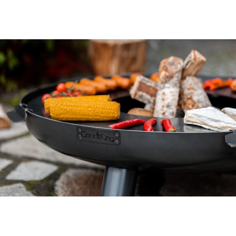 Brasero portable 100cm de diam&egrave;tre en acier pour cuisson en ext&eacute;rieur (exemple d'utilisation, plaque vendue s&eacute;par&eacute;ment)