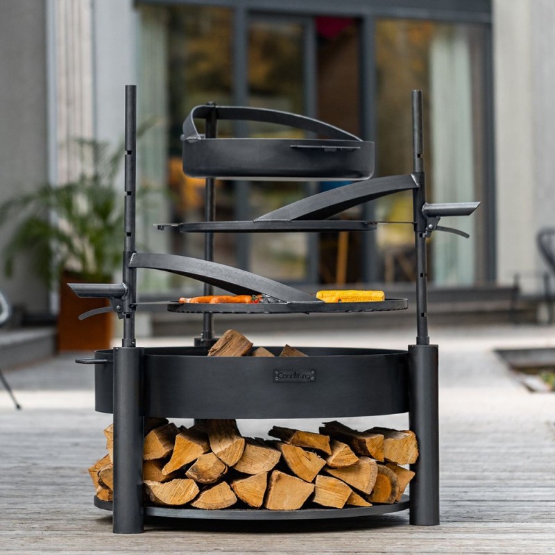 Il est possible d'ajouter des accessoires au brasero de jardin Montana X (exemple d'utilisation, accessoires vendus séparément)