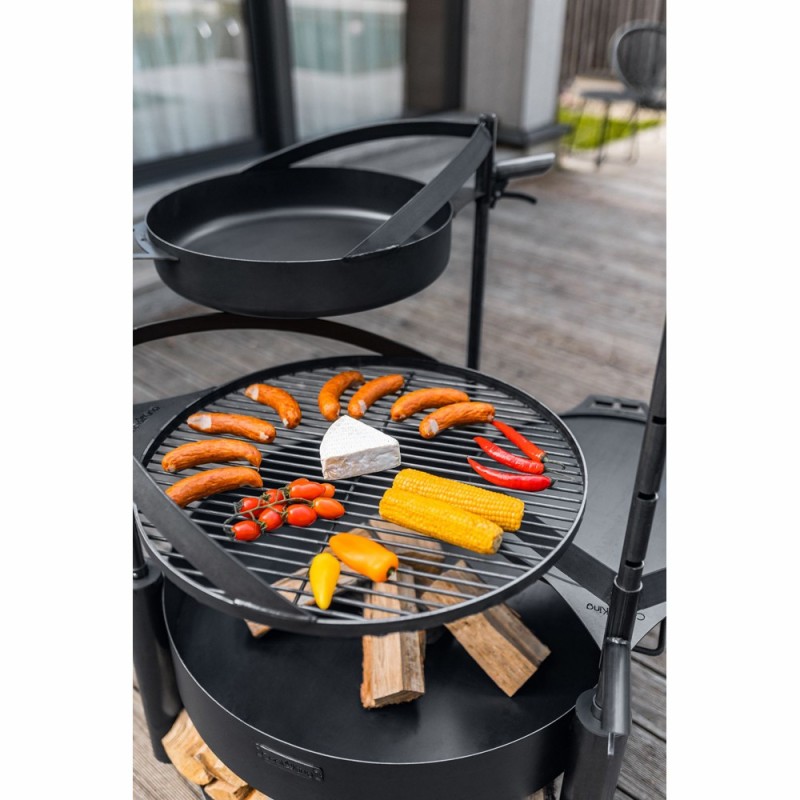 Le brasero de jardin Montana X avec sa grille mobile (exemple d'utilisation, accessoires vendus séparément)