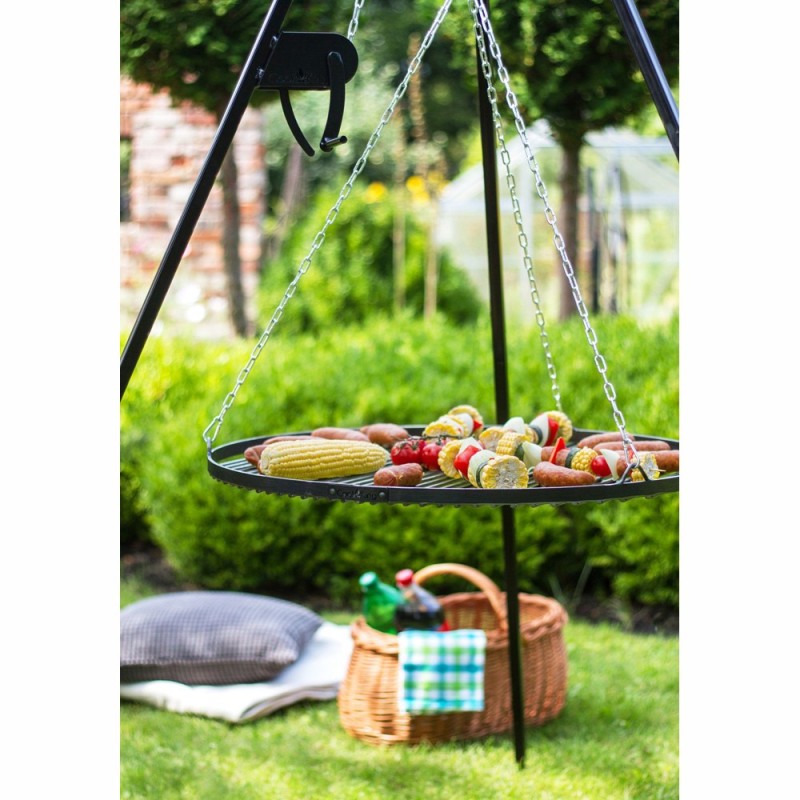 Grille de cuisson suspendue à un trépied de 200cm avec moulinet pour cuisson au feu de bois (exemple de mise en situation)