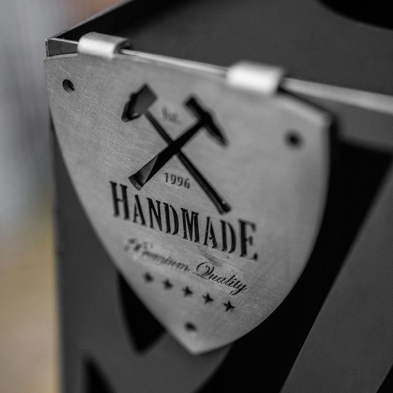 La cheminée d'extérieur Lima est fabriquée en acier et à la main La cheminée d'extérieur Lima est fabriquée en acier et à la main