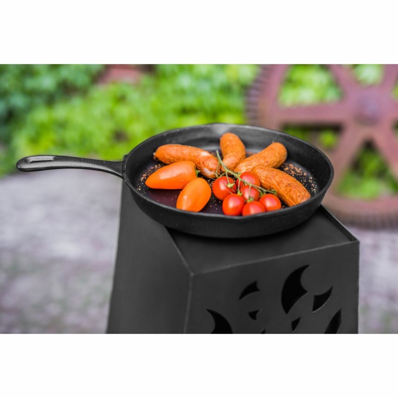 La cheminée Hawana permet une cuisson au feu de bois (exemple d'utilisation, wok vendu séparément)