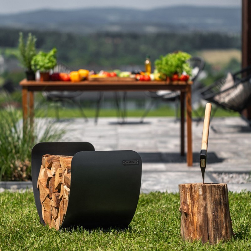 Porte-bûches Turyn en acier pour brasero et barbecue (exemple de mise en situation)