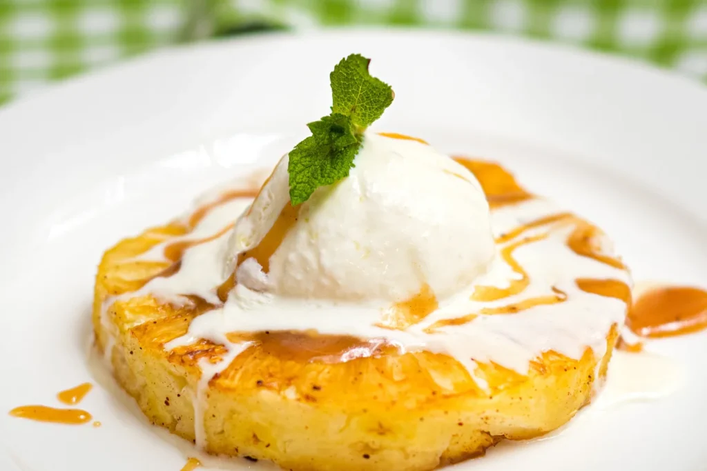 Recette d'ananas grillé et glace vanille avec coulis à l’orange poivré