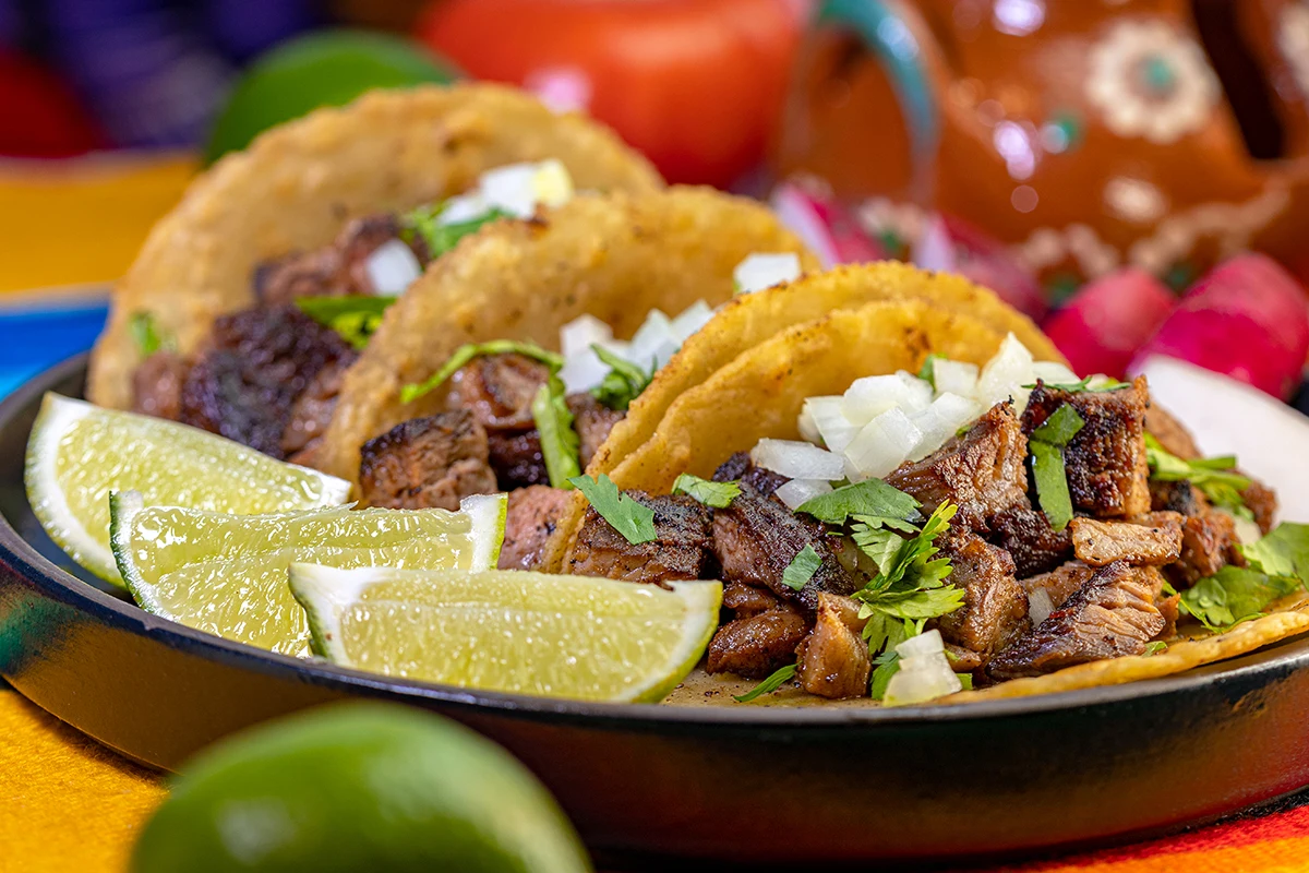Recette de bavette de bœuf façon carne asada : viande marinée puis grillée et consommée avec une tortilla de maïs et légumes
