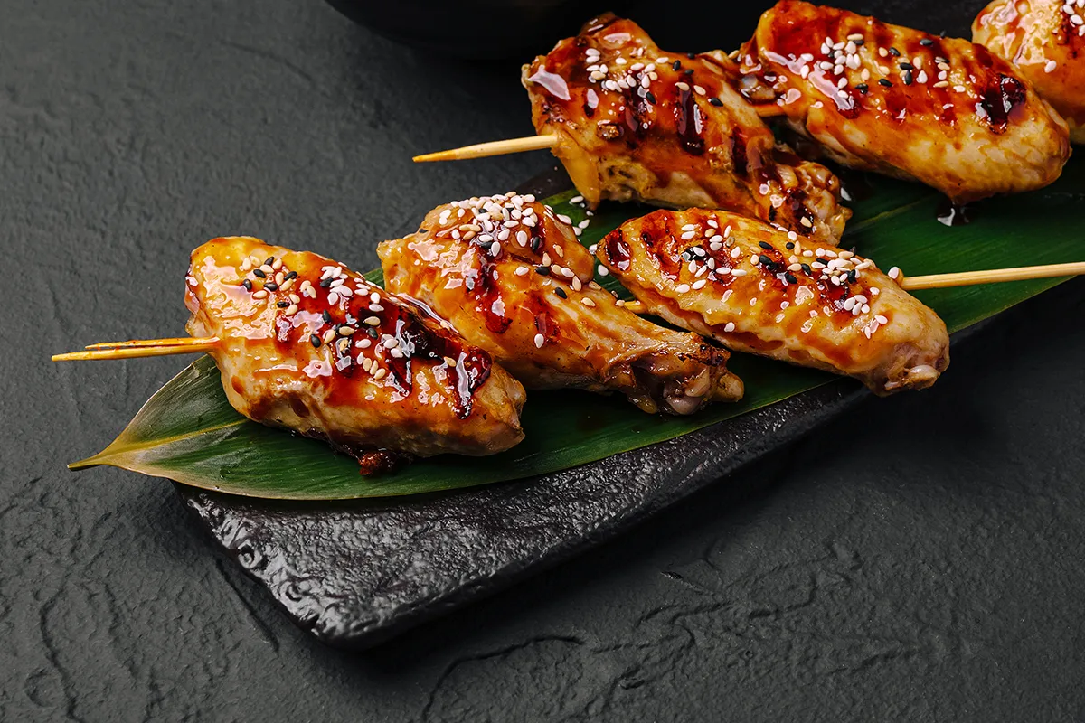Recette de brochettes de poulet laquées à la sauce yakitori