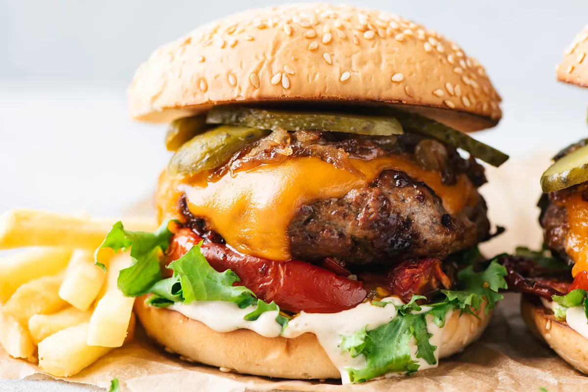 Recette de cheeseburger traditionnel au barbecue / brasero plancha