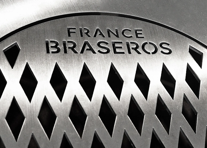 Gros plan sur une plaque en inox de brasero plancha : acier inoxydable alimentaire résistant et chimiquement inerte