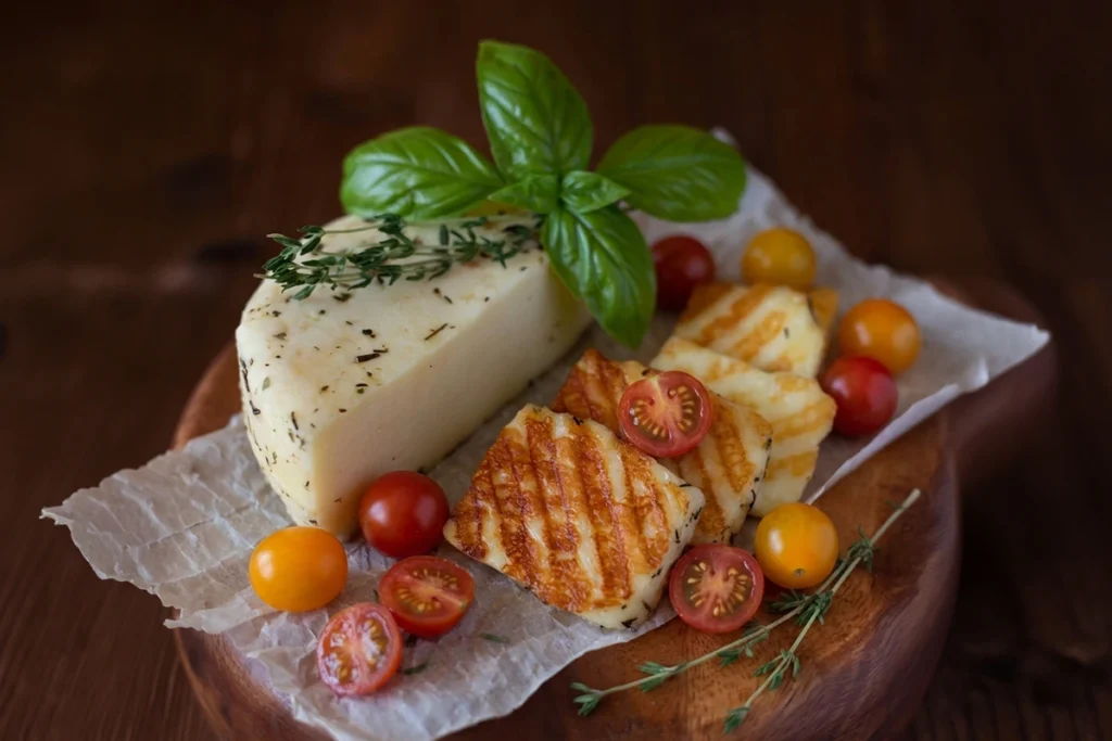 Recette de halloumi grillé à la plancha avec tomates cerises et basilic