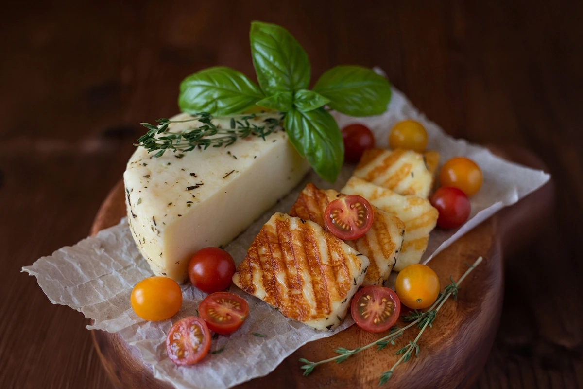 Recette de halloumi grillé à la plancha avec tomates cerises et basilic