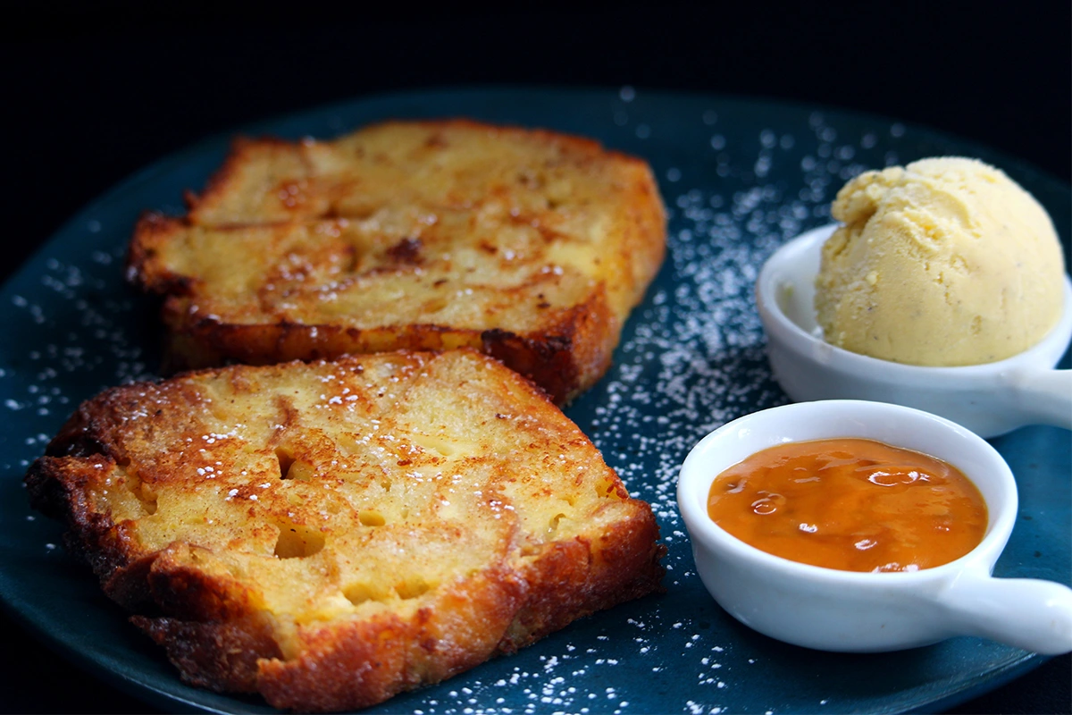 Recette de pain perdu : brioche, caramel au beurre salé et glace à la vanille