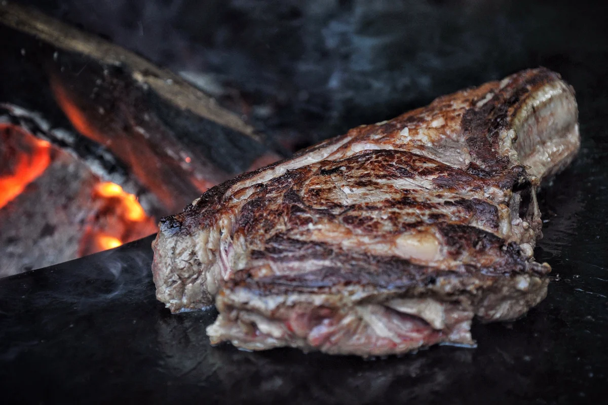 Recette de côte de boeuf au brasero plancha