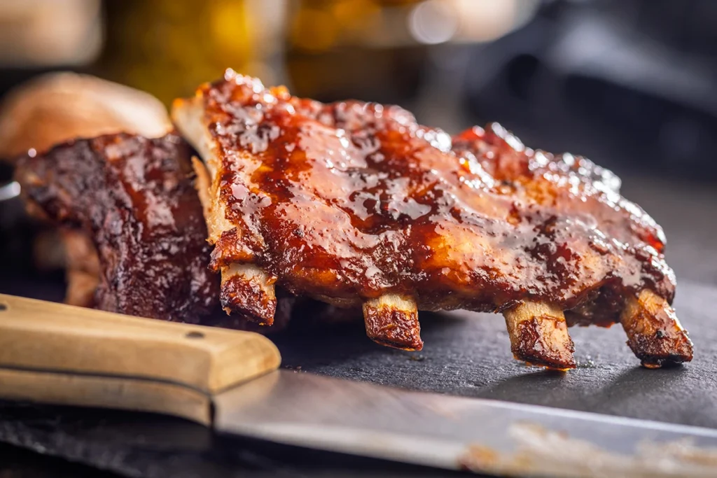 Recettes de ribs au brasero kamado : une cuisson longue pour une viande tendre et savoureuse