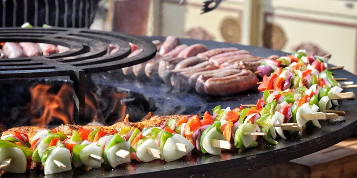 Nombreuses brochettes sur un brasero de grande taille