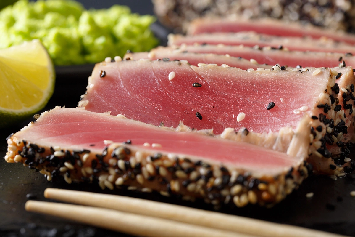 Recette au brasero plancha : tataki de thon enrobé de sésame avec sauce ponzu