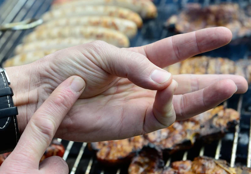 Test du toucher : La viande bien cuite est très ferme, comparable au toucher de l’annulaire ou de l’auriculaire avec le pouce Test du toucher : La viande bien cuite est très ferme, comparable au toucher de l’annulaire ou de l’auriculaire avec le pouce