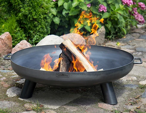 brasero bol &agrave; feu avec des b&ucirc;ches enflamm&eacute;es