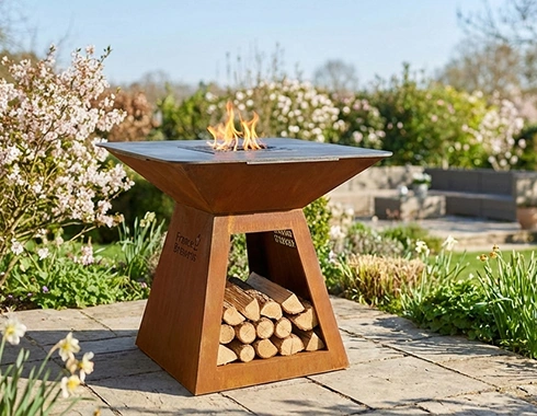 brasero plancha sur une terrasse en carrelage avec jardin en arri&egrave;re plan