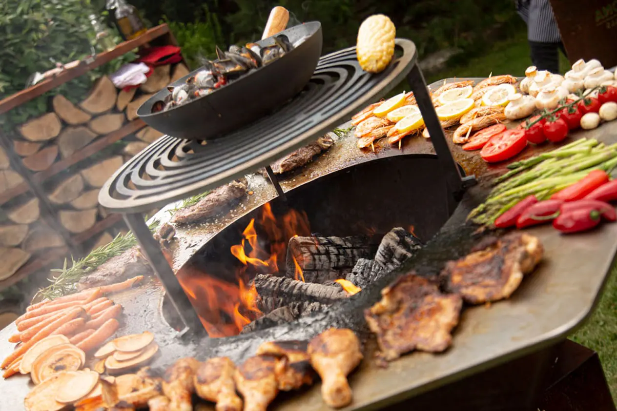 brasero plancha équipé d'une grille sur lequel il y a des grillades