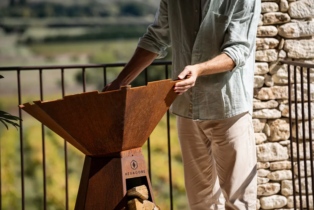 Personne qui monte un brasero en corten