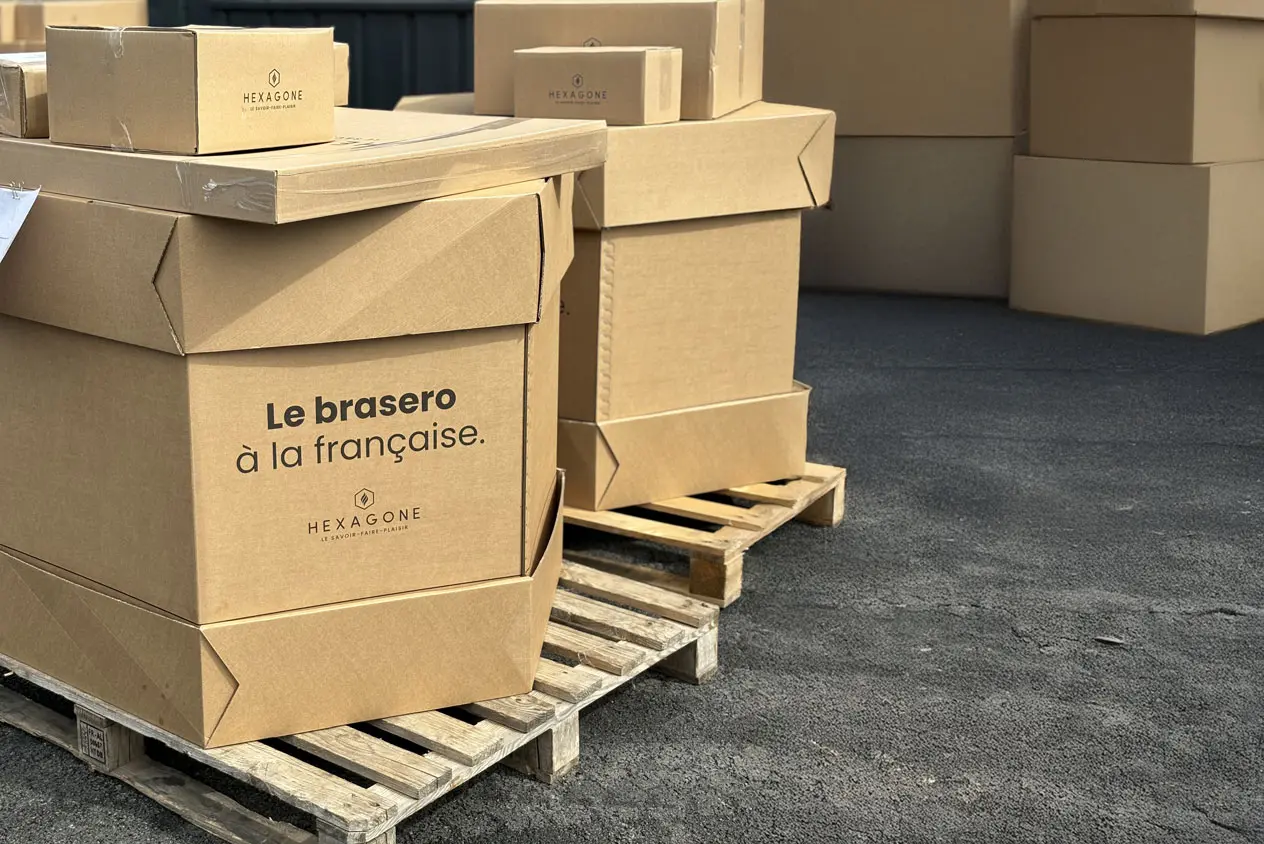 Brasero emballé dans un carton sur une palette