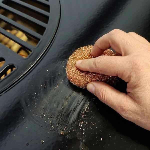 L'&eacute;ponge grattoir cuivre pour nettoyer les braseros avec plaque en Acier &eacute;maill&eacute;