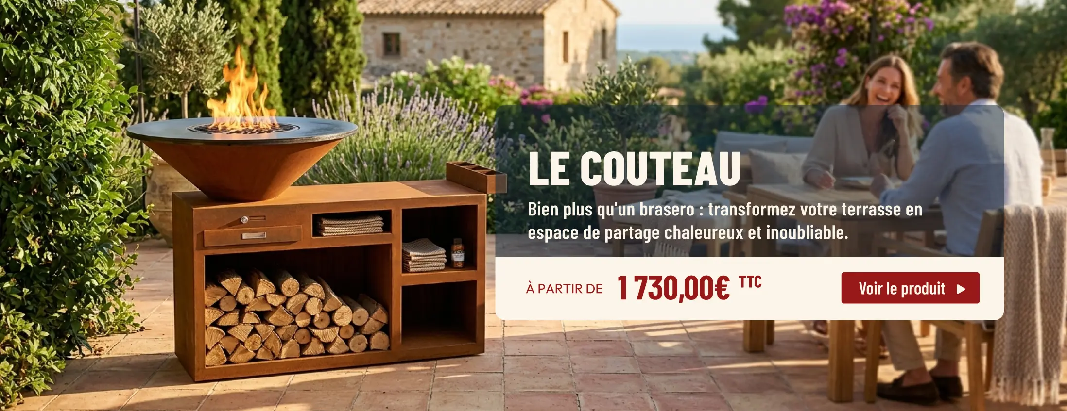 Sur une terrasse au printemps un brasero plancha sur un meuble et deux personnes assisses &agrave; une table