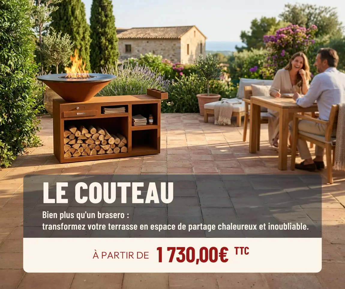 Sur une terrasse au printemps un brasero plancha sur un meuble et deux personnes assisses &agrave; une table